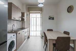 冰箱、烤箱、厨具/餐具、餐桌