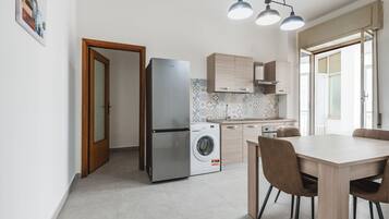 Kühlschrank, Ofen, Kochgeschirr/Geschirr/Besteck, Esstisch