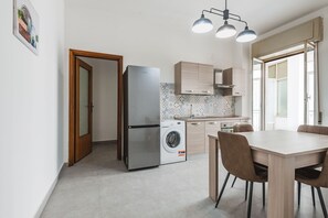 Fridge, oven, cookware/dishes/utensils, dining tables