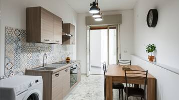 Kühlschrank, Ofen, Kochgeschirr/Geschirr/Besteck, Esstisch