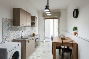Jääkaappi, uuni, keittoastiat/astiat/ruokailuvälineet, ruokailupöytä