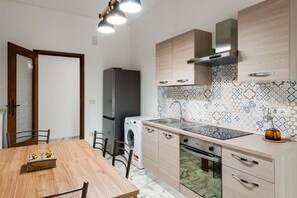 Kühlschrank, Ofen, Kochgeschirr/Geschirr/Besteck, Esstisch