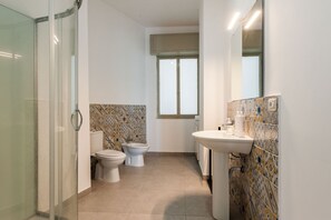 Dusche, Haartrockner, Bidet, Handtücher