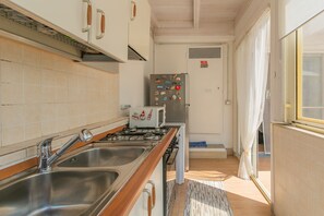 Jääkaappi, uuni, keittoastiat/astiat/ruokailuvälineet, ruokailupöytä