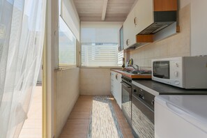 Kühlschrank, Ofen, Kochgeschirr/Geschirr/Besteck, Esstisch