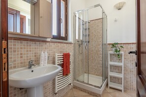 Douche, sèche-cheveux, bidet, serviettes fournies