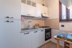 Frigorifero, bollitore elettrico, tostapane, pentole/stoviglie/utensili