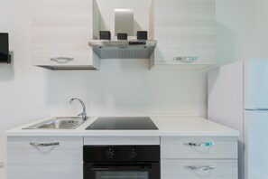 Kühlschrank, Mikrowelle, Ofen, Wasserkocher