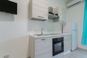 Kühlschrank, Mikrowelle, Ofen, Wasserkocher