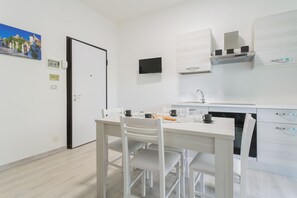 Kühlschrank, Mikrowelle, Ofen, Wasserkocher