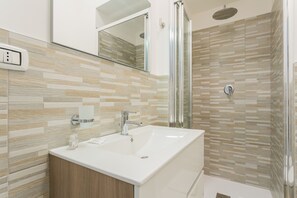 Dusche, Haartrockner, Bidet, Handtücher