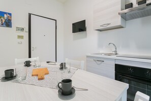 Frigorifero, microonde, forno, bollitore elettrico