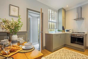 Fridge, microwave, dishwasher - Luxury City Centre Getaway (Chester)