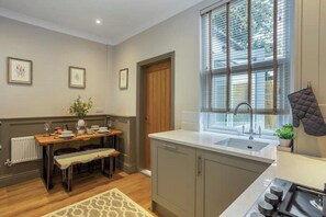 Fridge, microwave, dishwasher - Luxury City Centre Getaway (Chester)