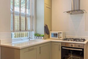 Fridge, microwave, dishwasher - Luxury City Centre Getaway (Chester)