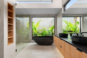 Bathtub, hair dryer, towels, toilet paper - Sorrento Seaside Sanctuary (Sorrento)