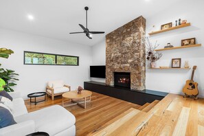 TV, fireplace, books - Sorrento Seaside Sanctuary (Sorrento)