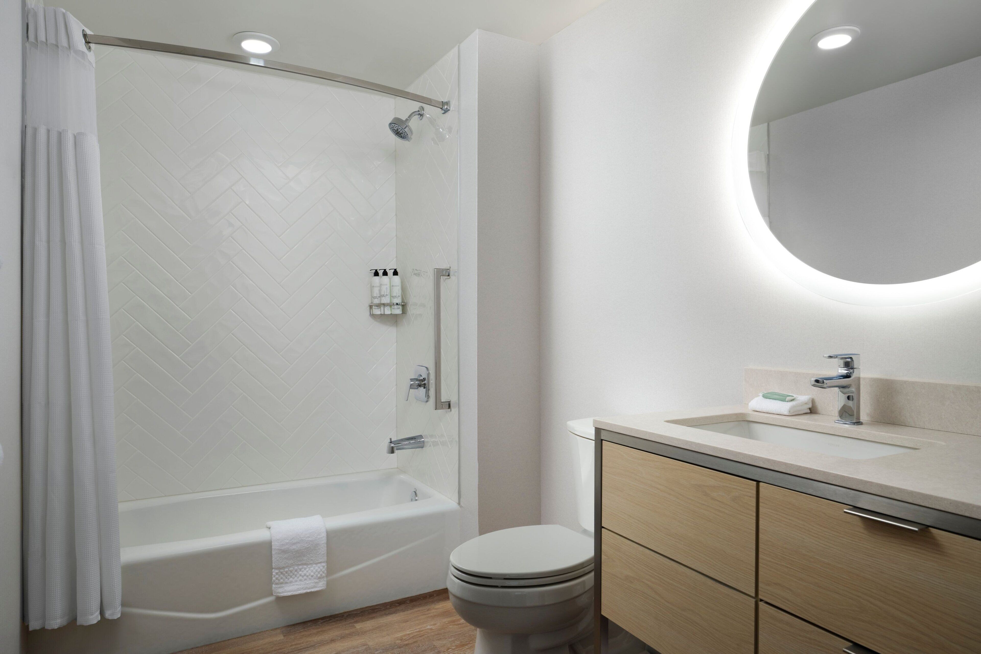 Ein modernes Badezimmer mit Dusche, Toilette und Waschbecken.