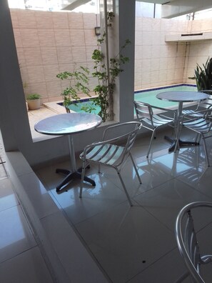 Una piscina al aire libre