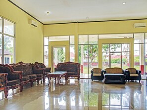 Lobby sitting area - Hotel O Aman (Palangkaraya)