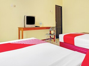 Desk, free WiFi, bed sheets - Hotel O Aman (Palangkaraya)