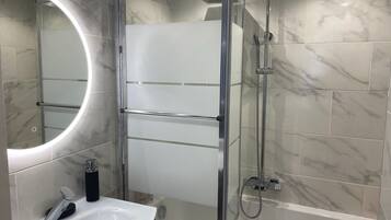 Een douche, handdoeken, toiletpapier