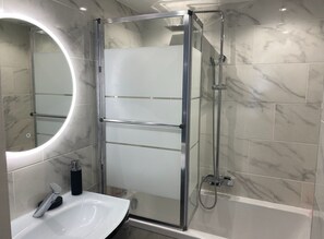 Douche, serviettes fournies, papier toilette