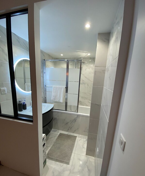 Dusche, Handtücher, Toilettenpapier
