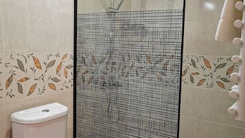 SĂšche-cheveux, serviettes fournies, savon, shampoing