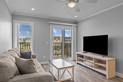 LABOR DAY SPECIAL 2 NGT MINIMUM!!GORGEOUS CONDO OVER LOOKING OUT DOOR POOL!