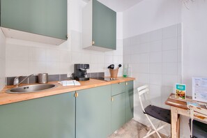 Refrigerador, microondas, cafetera/tetera, tostadora