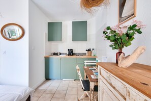Kühlschrank, Mikrowelle, Wasserkocher mit Kaffee-/Teezubehör, Toaster