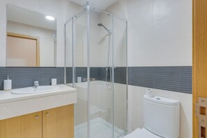 Shower, hair dryer, towels, soap - Barreiros Residence I (Funchal)