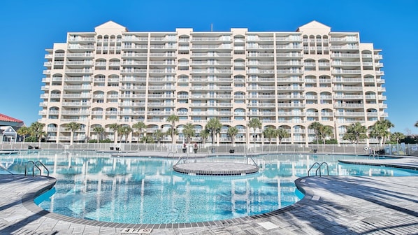 Un hotel grande con varios balcones y una piscina central.