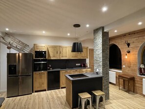 Réfrigérateur, micro-ondes, four, plaque de cuisson