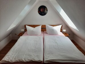 2 bedrooms, WiFi, bed sheets - Beautiful apartment with 2 bedrooms, balcony and garden near the harbor (Putbus)
