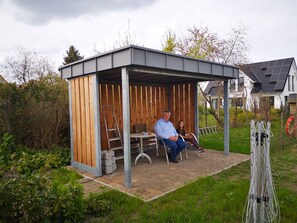 Outdoor dining - Beautiful apartment with 2 bedrooms, balcony and garden near the harbor (Putbus)