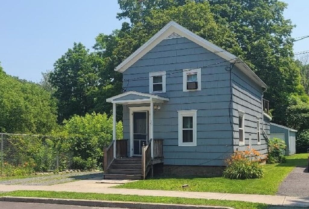 Creekside Cottage in Village of Moravia