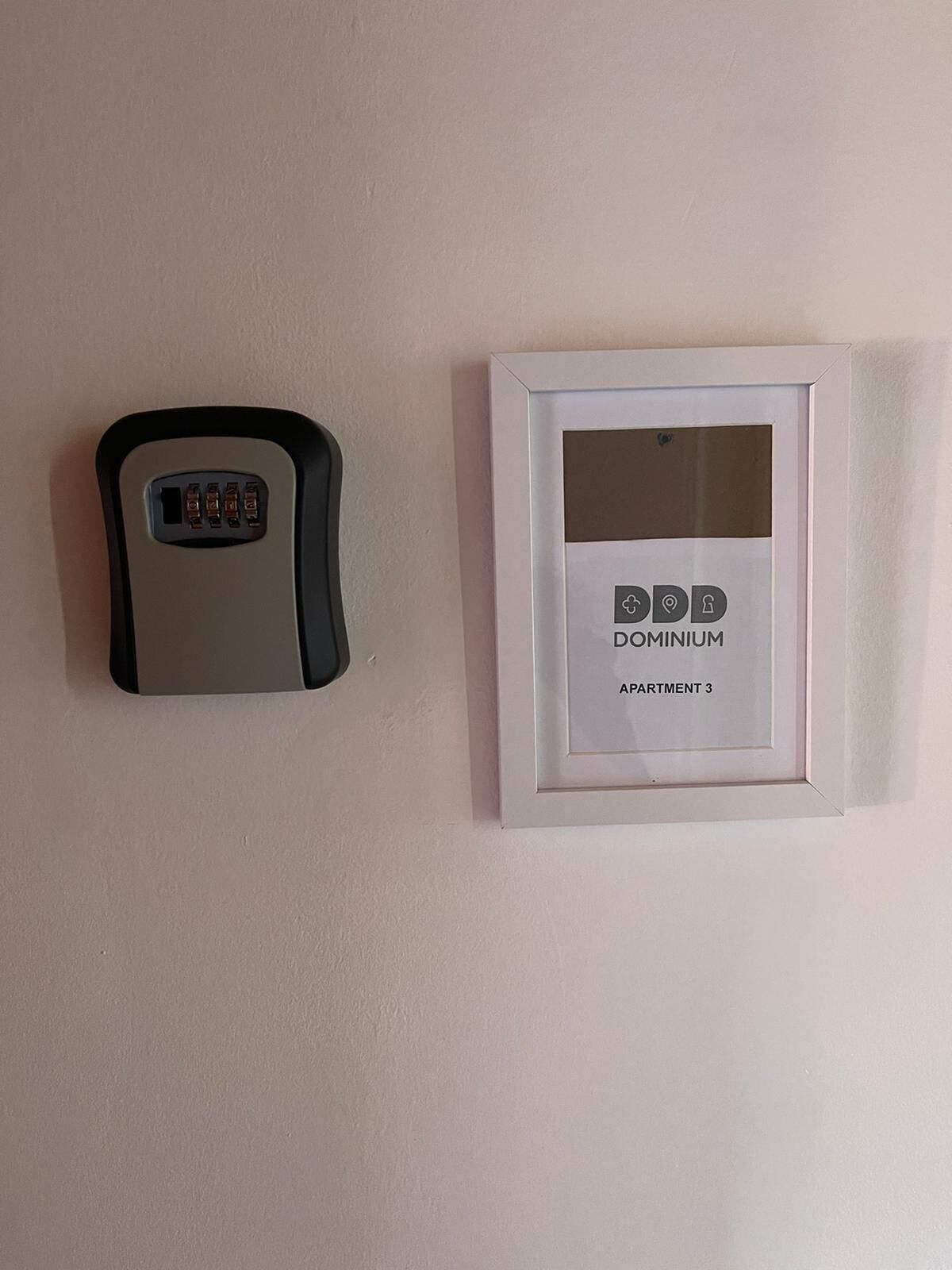Un interfono montado en la pared y un cartel enmarco que indica 