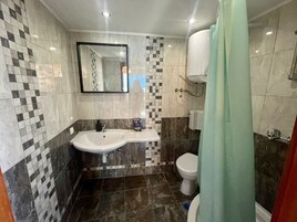 Duplex standard | Banheiro | Chuveiro, produtos de toalete grátis, secador de cabelo