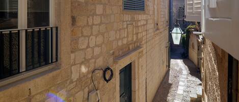 Escritorio y espacio para trabajar con laptop