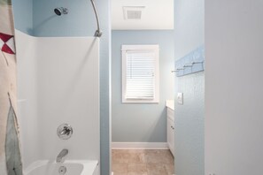 Combined shower/tub, jetted tub, towels