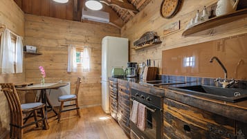 Comfort House | Private kitchen | Full-sized fridge, oven, stovetop, coffee/tea maker