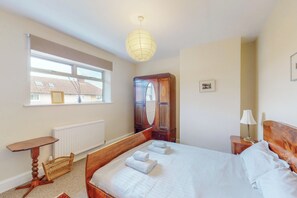 2 bedrooms, iron/ironing board, free WiFi, bed sheets