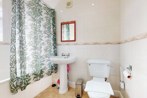 Hair dryer, towels, soap, shampoo - 2BR Home w/Private Garden-Easy City Center Access (Oxford)