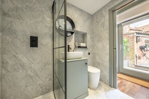 Combined shower/tub, hair dryer, towels