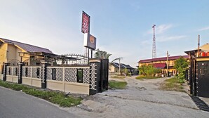 A gated entrance to a residential area with a sign for 'The Romana House' and 'HANANIA'. - OYO 90618 Hanania House Syariah (Langsa)