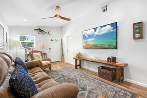 TV - CASA DE CANAL ~ Beautiful Renovated 3 BR, 2 Bath Canal Front Home w/Dockage! (Key West)