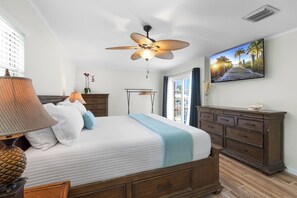 3 bedrooms, iron/ironing board, free WiFi, bed sheets - CASA DE CANAL ~ Beautiful Renovated 3 BR, 2 Bath Canal Front Home w/Dockage! (Key West)