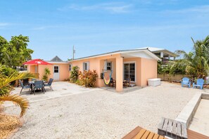 Outdoor dining - CASA DE CANAL ~ Beautiful Renovated 3 BR, 2 Bath Canal Front Home w/Dockage! (Key West)